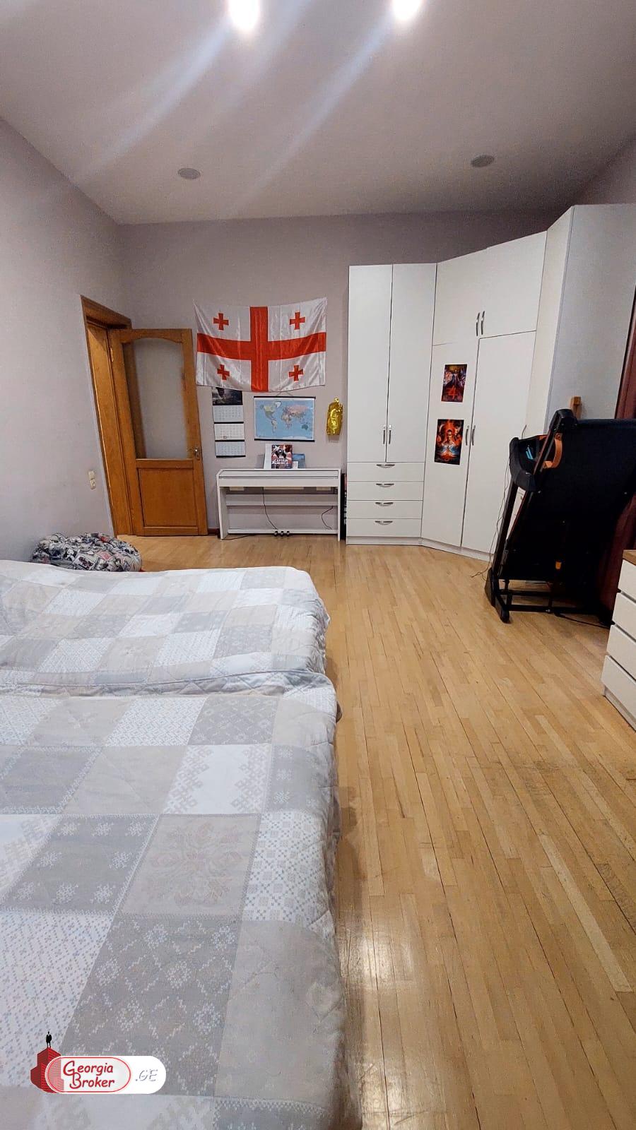 продается квартира с новым ремонтом 5-комнат